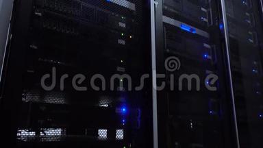 数据中心的服务器。 服务器架在现代数据中心关闭。 云计算数据中心服务器机房